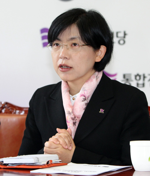<YONHAP PHOTO-0624> 총선결과에 대해 입장 밝히는 이정희 공동대표 (서울=연합뉴스) 박철홍 기자 = 이정희 통합진보당 공동대표가 12일 오전 국회 통합진보당회의실에서 열린 대표단 회의에서 총선결과에 대해 발언하고 있다. 2012.4..12 pch80@yna.co.kr/2012-04-12 09:55:38/ <저작권자 ⓒ 1980-2012 ㈜연합뉴스. 무단 전재 재배포 금지.>