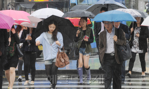 전국적으로 봄비가 내리는 가운데 25일 오전 광화문네서리에서 우산을 받쳐든 시민들이 종종걸음으로 출근을 하고 있다.<br />이상섭 기자. babtong@heraldm.com 2012.04.25
전국적으로 봄비가 내리는 가운데 25일 오전 광화문네서리에서 우산을 받쳐든 시민들이 종종걸음으로 출근을 하고 있다.
이상섭 기자. babtong@heraldm.com 2012.04.25