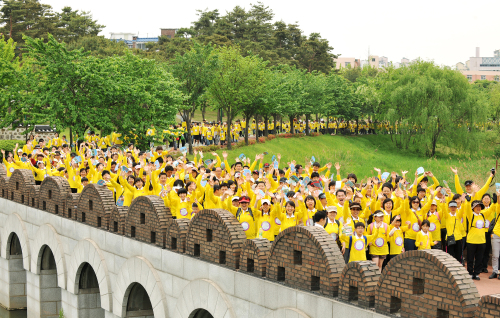 SP
People take part in last year’s International We Love U Foundation walkathon in Seoul.  International We Love U Foundation