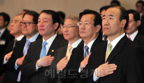 제49회 법의날 기념식이 25일 오전 서울 서초구 대검찰청 강당에서 열려 양승태 대법원장, 권재진 법무부장관,한상대 검찰총장, 김택수 헌법재판소 사무처장, 신영무 대한변호사협회장 등 참석자들이 국민의례를 하고 있다.<br />김명섭 기자 msiron@
제49회 법의날 기념식이 25일 오전 서울 서초구 대검찰청 강당에서 열려 양승태 대법원장, 권재진 법무부장관,한상대 검찰총장, 김택수 헌법재판소 사무처장, 신영무 대한변호사협회장 등 참석자들이 국민의례를 하고 있다.
김명섭 기자 msiron@