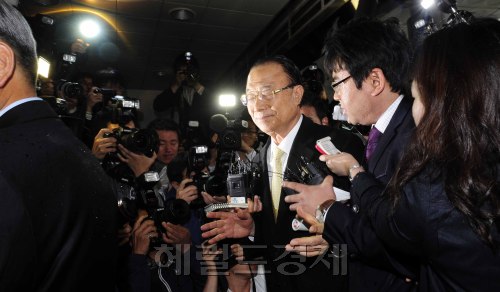 서울 양재동 복합물류단지인 파이시티 시행사 전 대표 이 모 씨 측으로부터 인허가 로<br />비 명목으로 수억 원을 받은 혐의를 받고 있는 최시중 전 방송통신위원장이 25일 오전 <br />피내사자 신분으로 대검찰청 중앙수사부에 소환되고 있다. 검찰 조사의 핵심은 최 전 <br />위원장이 받은 돈의 대가성 여부이다. 박해묵 기자/mook@heraldm.com
이명박 대통령의 ‘멘토’인 최시중 전 방송통신위원회 위원장이 25일 오전 서울 서초구 대검찰청에 파이시티 인허가 관련 금품을 받은 의혹에 대해 조사를 받기 위해 출두하고 있다. 최 전 위원장은 기자들의 질문에 눈을 감은 채 침묵으로 일관했다.   박해묵 기자/mook@heraldm.com