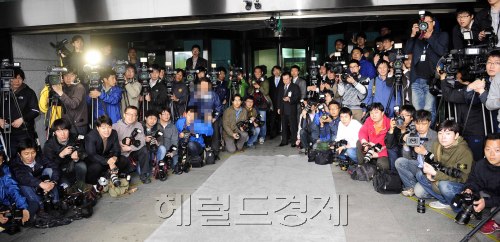 서울 양재동 복합물류단지인 파이시티 시행사 전 대표 이 모 씨 측으로부터 인허가 로<br />비 명목으로 수억 원을 받은 혐의로 검찰로 소환되는 최시중 전 방송통신위원장을 취재하기 위한 취재진들이 25일 오전 대검에서 최 전 방통위원장을 기다리고 있다. 박해묵 기자/mook@heraldm.com
서울 양재동 복합물류단지인 파이시티 시행사 전 대표 이 모 씨 측으로부터 인허가 로
비 명목으로 수억 원을 받은 혐의로 검찰로 소환되는 최시중 전 방송통신위원장을 취재하기 위한 취재진들이 25일 오전 대검에서 최 전 방통위원장을 기다리고 있다. 박해묵 기자/mook@heraldm.com
“성실히 조사에 임하겠다.” 최시중 전 방송통신위원장이 25일 오전 서울 서초동 대검찰청에 피내사자 신분으로 출두했다. 그의 말, “성실히 조사에 임하겠다”의 말속에 어떤 의미가 포함돼 있을까. 성실히 뭘 다 말하겠다는 것인지, 국민들의 궁금증을 해소시켜줄 것인지 관심이 쏠려 있다.  박해묵 기자/mook@heraldm.com