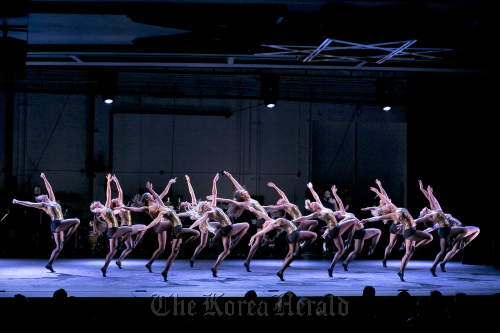 <YONHAP PHOTO-0223> In this April 23, 2012 photo released by New York City Center, dancers perform during a celebration for Capezio?s 125th Anniversary at New York City Center. (AP Photo/New York City Center, Richard Termine)/2012-04-25 07:26:46/ <저작권자 ⓒ 1980-2012 ㈜연합뉴스. 무단 전재 재배포 금지.>
In this April 23 photo released by New York City Center, dancers perform during a celebration for Capezio’s 125th Anniversary at New York City Center.  AP-Yonhap News
