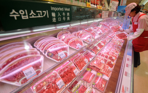 롯데마트 수입산소고기매장<br />이상섭 기자. babtong@heraldm.com 2012.04.25
A sales employee checks imported U.S. beef at a Lotte Mart in Seoul on Wednesday.  Lee Sang-sub/The Korea Herald