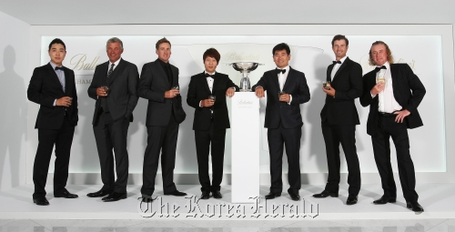 Competitors in the 2012 Ballantine’s Championship, including Korea’s Yang Yong-eun (third from right) pose with the championship trophy. Korea’s biggest golf tournament tees off Thursday at the Blackstone Golf Club in Icheon, Gyeonggi Province. Ballantine’s Championship