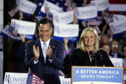 <YONHAP PHOTO-0356> Republican presidential candidate, former Massachusetts Gov. Mitt Romney and wife, Ann, take the stage at an election night rally in Manchester, N.H., Tuesday, April 24, 2012. (AP Photo/Jae C. Hong)/2012-04-25 10:02:27/ <저작권자 ⓒ 1980-2012 ㈜연합뉴스. 무단 전재 재배포 금지.>
Republican presidential candidate, former Massachusetts Gov. Mitt Romney and wife, Ann, take the stage at an election night rally in Manchester, New Hampshire on Tuesday.  AP-Yonhap News