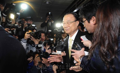 서울 양재동 복합물류단지인 파이시티 시행사 전 대표 이 모 씨 측으로부터 인허가 로<br />비 명목으로 수억 원을 받은 혐의를 받고 있는 최시중 전 방송통신위원장이 25일 오전 <br />피내사자 신분으로 대검찰청 중앙수사부에 소환되고 있다. 검찰 조사의 핵심은 최 전 <br />위원장이 받은 돈의 대가성 여부이다. 박해묵 기자/mook@heraldm.com
Former Korea Communications Commission chief Choi See-joong is surrounded by reporters as he enters the Supreme Prosecutors’ Office in Seocho-dong, southern Seoul, on Wednesday for questioning over bribery allegations.  Park Hae-mook/The Korea Herald