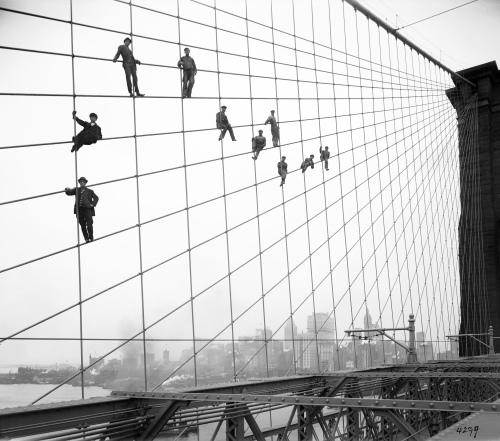 <YONHAP PHOTO-0724> In this Oct. 7, 1914 photo provided by the New York City Municipal Archives, painters are suspended from wires on the Brooklyn Bridge in New York. Over 870,000 photos from an archive that exceeds 2.2 million images have been scanned and made available online, for the first time giving a global audience a view of a rich collection that documents life in New York City. (AP Photo/New York City Municipal Archives, Department of Bridges/Plant & Structures, Eugene de Salignac) MANDATORY CREDIT/2012-04-24 15:07:42/ <저작권자 ⓒ 1980-2012 ㈜연합뉴스. 무단 전재 재배포 금지.>
In this Oct. 7, 1914 photo provided by the New York City Municipal Archives, painters are suspended from wires on the Brooklyn Bridge in New York.  AP-Yonhap News