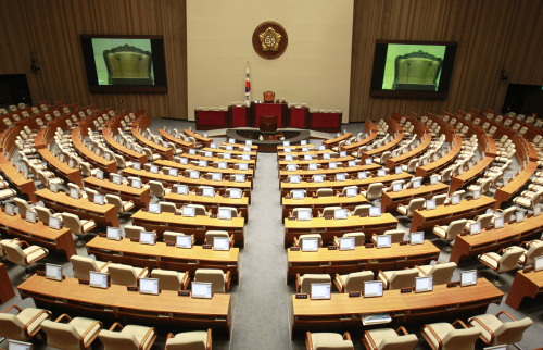 <YONHAP PHOTO-0930> 텅 빈 본회의장 (서울=연합뉴스) 한종찬 기자 = 새누리당과 민주통합당은 24일 국회 본회의를 열어 국회 몸싸움 방지를 위한 국회법 개정안과 함께 각종 민생법안을 처리할 예정이었으나 `몸싸움 방지법'에 대한 입장차를 좁히지 못해 본회의 자체를 열지 못했다. 사진은 이날 오후 국회 본회의장이 텅 비어 있는 모습. 2012.4.24 belltolls@yna.co.kr/2012-04-24 17:34:34/ <저작권자 ⓒ 1980-2012 ㈜연합뉴스. 무단 전재 재배포 금지.>
The main chamber of the National Assembly is empty because the plenary session was canceled on Tuesday after the ruling Saenuri Party and the main opposition Democratic United Party failed to address their differences over a bill to prevent scuffles in the legislature.  Yonhap News