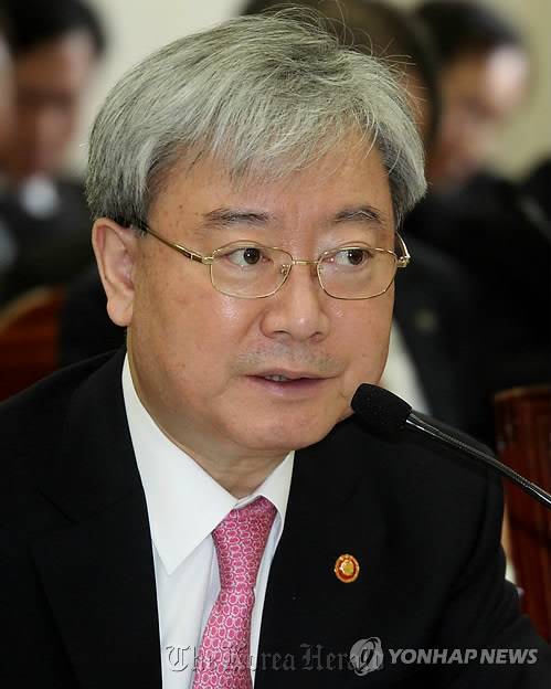 김석동(정무직 공무원)
FSC chairman Kim Seok-dong