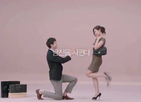 최근 화장품 브랜드 마몽드가 공개한 5편의 인터넷 광고 중 하나인 ‘명품백’ 편이 누리꾼들 사이에서 뭇매를 맞고 있다.
해당 광고를 보면 모델인 소녀시대 유리가 명품가방을 가질 수 있는 방법을 고민한다. ‘잠을 줄여 투잡을 한다’, ‘친구와 만남을 끊고 돈을 모은다’ 등 여러가지 방법을 생각해보지만 명품백을 갖기엔 시간이 오래 걸리고 복잡하다.
이때 광고가 제시하는 간단한 방법은 ‘남자친구를 사귀는 것’. 남자친구를 사귀는 것으로 명품백에 대한 고민을 날려버릴 수 있는 것처럼, 복잡한 피부 고민도 마몽드의 ‘토탈솔루션’ 제품 하나면 간단히 해소할 수 있다는 내용이다.