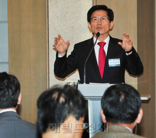 김문수 경기도지사가 26일 서울 프라자호텔에서 열린 세종로국정포럼에서  "어떤 대한민국을 누가 만들것인가?"에 대해 강연하고 있다. 박현구 기자phko@heraldm.com 2012.04.26
김문수 경기도지사가 26일 서울 프라자호텔에서 열린 세종로국정포럼에서  "어떤 대한민국을 누가 만들것인가?"에 대해 강연하고 있다. 박현구 기자phko@heraldm.com 2012.04.26
김문수 경기도지사가 26일 서울 플라자호텔에서 열린 세종로국정포럼에서 “어떤 대한민국을 누가 만들 것인가?”에 대해 강연하고 있다.  박현구 기자/phko@