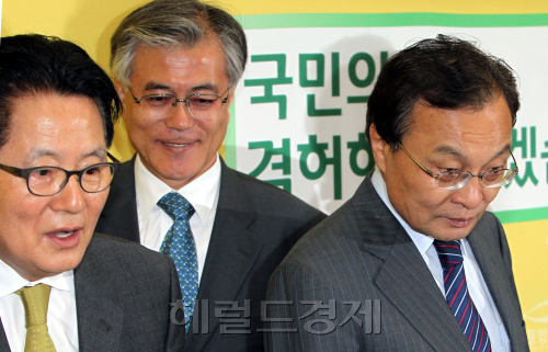 민주통합당 제1차 민생공약특별위원회가 26일 국회 당대표실에서 열리고 있다. 박현구 기자phko@heraldm.com 2012.04.26
‘이해찬 당대표ㆍ박지원 원내대표’ 밀약과 관련, ‘구태 야합정치의 부활’이라는 비판이 커지고 있다. 26일 열린 민주당 최고위원회의에서 밀약의 3주역인 박지원 의원, 문재인ㆍ이해찬 상임고문이 머쓱한 표정을 짓고 있다. 박현구 기자/pkko@heraldm.com