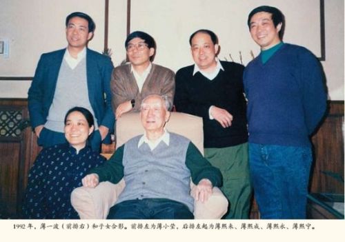 실각한 보시라이 전 충칭 시 서기 파문에 연루된 혐의를 받고 있는 보시라이의 형제자매들. 앞줄 왼쪽에서 첫 번째가 보샤오잉, 그 옆이 아버지 보이보. 뒷줄 왼쪽부터 보시라이, 보시청, 보시융, 보시닝.