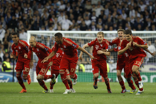 <YONHAP PHOTO-0275> Bayern Munich players celebrate after winning a semi final second leg Champions League soccer match against Real Madrid's at the Santiago Bernabeu stadium, in Madrid, Wednesday, April 25, 2012. (AP Photo/Daniel Ochoa de Olza)/2012-04-26 06:38:52/ <저작권자 ⓒ 1980-2012 ㈜연합뉴스. 무단 전재 재배포 금지.>
Bayern Munich players celebrate after beating Real Madrid at the Bernabeu in Madrid on Wednesday.  AP-Yonhap News