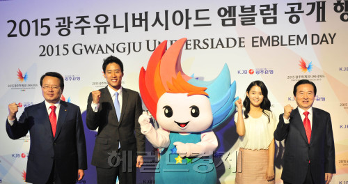 2015하계유니버시아드 조직위원회는 26일 서울 소공동 플라자호텔에서 대회 엠블럼 '빛의 날개'와 마스코트 '누리비'를 공개하고 정의화 조직위원장, 강운태 광주시장, 우지원 전 농구국가대표, 배우 남보라가 기념촬영을 하고 있다.<br />김명섭 기자 msiron@
2015하계유니버시아드 조직위원회는 26일 서울 소공동 플라자호텔에서 대회 엠블럼 '빛의 날개'와 마스코트 '누리비'를 공개하고 정의화 조직위원장, 강운태 광주시장, 우지원 전 농구국가대표, 배우 남보라가 기념촬영을 하고 있다.
김명섭 기자 msiron@