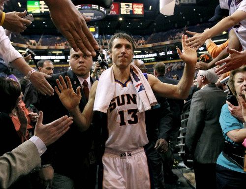 <YONHAP PHOTO-0717> Phoenix Suns' Steve Nash leaves the court after an NBA basketball game against the San Antonio Spurs, Wednesday, April 25, 2012, in Phoenix. This could be Nash's final game for the Suns. The two-time MVP and eight-time All-Star will become a free agent this summer and is seeking a three-year deal. (AP Photo/Matt York) /2012-04-26 14:22:49/ <저작권자 ⓒ 1980-2012 ㈜연합뉴스. 무단 전재 재배포 금지.>
Phoenix Suns’ Steve Nash leaves the court after an NBA basketball game against the San Antonio Spurs in Phoenix on Wednesday.  AP-Yonhap News