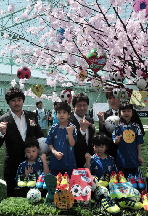 26일 오전 서울 용산 아이파크몰 옥상공원 풋살 경기장에서 열린 '아디다스 올인파크' 오픈 행사에서  안정환 K리그 홍보대사, 정몽규 현대산업개발그룹 회장,송종국 전 국가대표가 꿈나무 포토존에서 기념촬영을 하고 있다. 이번 개장하는 풋살 경기장은 국제규격에 맞는 길이 41m, 너비 22m의 인조잔디 구장이며, 관중석과 야간 조명탑까지 설치돼 있다.<br />정희조 기자/checho@heraldm.com 120426
26일 오전 서울 용산 아이파크몰 옥상공원 풋살 경기장에서 열린 '아디다스 올인파크' 오픈 행사에서  안정환 K리그 홍보대사, 정몽규 현대산업개발그룹 회장,송종국 전 국가대표가 꿈나무 포토존에서 기념촬영을 하고 있다. 이번 개장하는 풋살 경기장은 국제규격에 맞는 길이 41m, 너비 22m의 인조잔디 구장이며, 관중석과 야간 조명탑까지 설치돼 있다.
정희조 기자/checho@heraldm.com 120426
