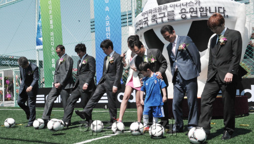 26일 오전 서울 용산 아이파크몰 옥상공원 풋살 경기장에서 열린 '아디다스 올인파크' 오픈 행사에서 양창훈 아이파크몰 대표이사(왼쪽부터), 지온 암스트롱 아디다스 대표이사, 안정환 K리그 홍보대사, 정몽규 현대산업개발그룹 회장, 조중연 대한축구협회회장, 김대길 풋살연맹회장, 송종국 전 국가대표가 기념시축을 하고 있다. 이번 개장하는 풋살 경기장은 국제규격에 맞는 길이 41m, 너비 22m의 인조잔디 구장이며, 관중석과 야간 조명탑까지 설치돼 있다.<br />정희조 기자/checho@heraldm.com 120426
26일 오전 서울 용산 아이파크몰 옥상공원 풋살 경기장에서 열린 '아디다스 올인파크' 오픈 행사에서 양창훈 아이파크몰 대표이사(왼쪽부터), 지온 암스트롱 아디다스 대표이사, 안정환 K리그 홍보대사, 정몽규 현대산업개발그룹 회장, 조중연 대한축구협회회장, 김대길 풋살연맹회장, 송종국 전 국가대표가 기념시축을 하고 있다. 이번 개장하는 풋살 경기장은 국제규격에 맞는 길이 41m, 너비 22m의 인조잔디 구장이며, 관중석과 야간 조명탑까지 설치돼 있다.
정희조 기자/checho@heraldm.com 120426