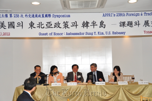 U.S. Ambassador to Korea Sung Kim (second from right) talks with panelists including Kim Kyu-hyun (left), ambassador for performance evaluation at the Foreign Ministry, and Sohn Jie-ae (second from left), CEO of Arirang TV, at the Foreign and Trade Symposium in Seoul on Wednesday.  The Asia-Pacific Policy Research Institute