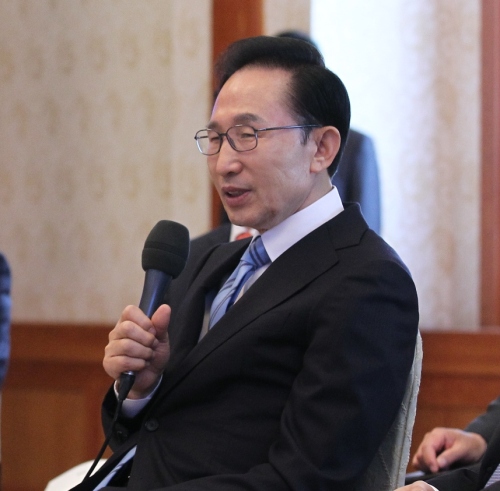 South Korean President Lee Myung-bak in a policy meeting at Cheong Wa Dae in Seoul on Thursday. (Yonhap News)
Staying true to the usual cycle in which lame duck presidents and their aides face corruption scandals toward the end of his term, an increasing number of President Lee Myung-bak’s men are being investigated for alleged irregularities.