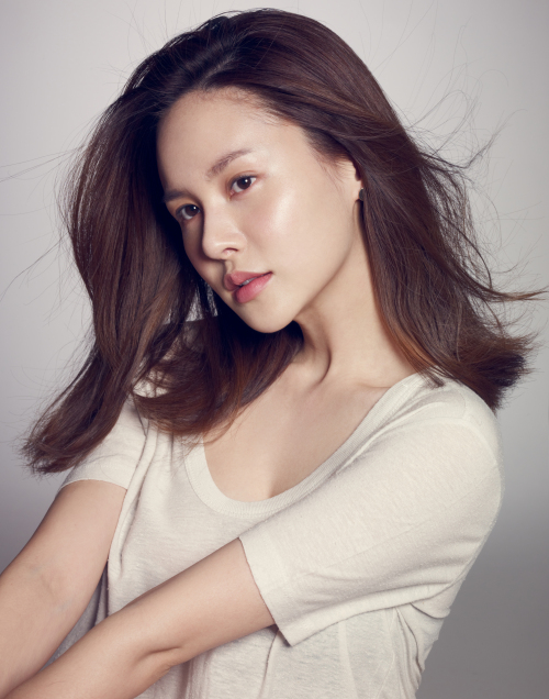 가수 아이비가 자전적 스토리를 담은 새 노래 ‘찢긴 가슴’을 발표했다.  [사진제공=폴라리스엔터테인먼트]