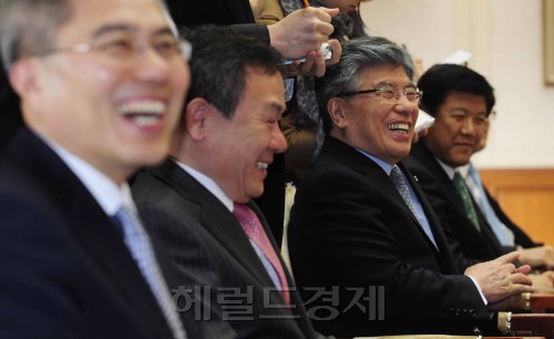 김중수 한국은행 총재가 27일 오전 소공동 한국은행 본점에서 금융협의회를 개최하고 시중 은행장들과 현안에 대해 이야기를 나누고 있다. 박해묵 기자/mook@heraldm.com
김중수(오른쪽 두번째) 한국은행 총재는 27일 한은 본관에서 열린 금융협의회에서 “단기유동성 비율 100%를 2015년까지 맞춰야 한다”며 “이 기준을 지키지 못하면 국제사회에서 발언하기 힘들다”고 유동성 확보를 주문했다.  박해묵 기자/mook@
김중수(오른쪽 두번째) 한국은행 총재는 27일 한은 본관에서 열린 금융협의회에서 “단기유동성 비율 100%를 2015년까지 맞춰야 한다”며 “이 기준을 지키지 못하면 국제사회에서 발언하기 힘들다”고 유동성 확보를 주문했다.  박해묵 기자/mook@