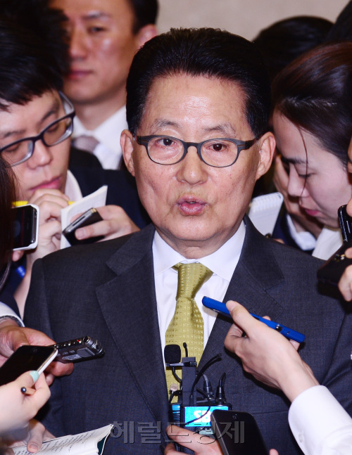 민주통합당 박지원 최고위원이 26일 국회 정론관에서 원내대표 출마 기자회견을 하고 있다. 박현구 기자phko@heraldm.com 2012.04.26
민주통합당 박지원 최고위원인 26일 국회에서 당 원내대표 출마 기자회견을 가진 후 기자들의 질문을 받고 있다.
박현구 기자/phko@heradlm.com