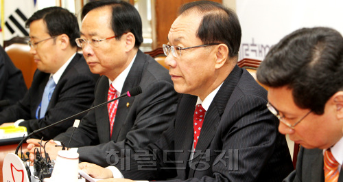 새누리당 황우여 원내대표가 27일 국회에서 주요당직자회의를 주재하고 있다. 박현구 기자phko@heraldm.com 2012.04.27