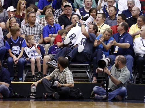 <YONHAP PHOTO-0548> Utah Jazz forward DeMarre Carroll, center, lands in the stands during the first half of an NBA basketball game against the Portland Trail Blazers, Thursday, April 26, 2012, in Salt Lake City. (AP Photo/Jim Urquhart)/2012-04-27 10:13:09/ <저작권자 ⓒ 1980-2012 ㈜연합뉴스. 무단 전재 재배포 금지.>
caption: Utah Jazz forward DeMarre Carroll (center) lands in the stands during the first half of an NBA basketball game against the Portland Trail Blazers in Salt Lake City on Thursday.  AP-Yonhap News
caption: Utah Jazz forward DeMarre Carroll (center) lands in the stands during the first half of an NBA basketball game against the Portland Trail Blazers in Salt Lake City on Thursday.  AP-Yonhap News