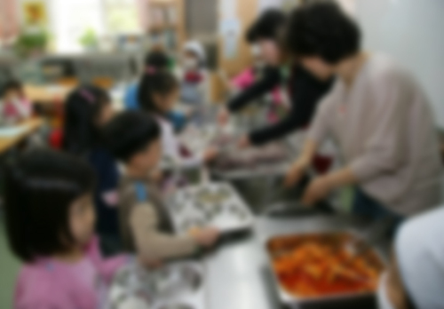 ‘잔반 비빔밥’ 교사 복귀 논란…한 달 만에 같은 반으로?