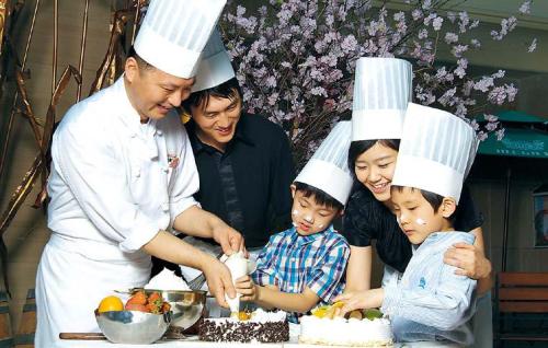 A family makes cake at Lotte Hotel’s Children’s Day event in central Seoul. (Lotte Hotel)