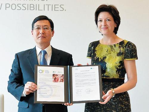 Hyundai Motor Europe chief executive Im Tak-wook (left) poses with Junior Achievement-Young Enterprise Europe CEO Caroline Jenner after signing a pact on the automaker’s launch of a vocational
education program in Brussels on Friday. (Hyundai Motor)