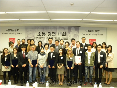 Participants and judges of the 2012 CICI “Communicating Korea” contest pose for a photo after the award ceremony at the Samsung Electronics building in southern Seoul, Saturday.  CICI