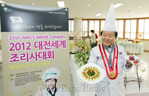 Daejeon Metropolitan City Mayor Yum Hong-chul, who also serves as the chairman of WACS 2012 Daejeon Congress Organizing Committee, poses in chef’s attire at an event promoting the upcoming international gathering of chefs. WACS 2012 Daejeon Congress Organizing Committee