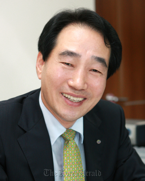 최흥집(기업인, 전 공무원)
Choi Hung-jip