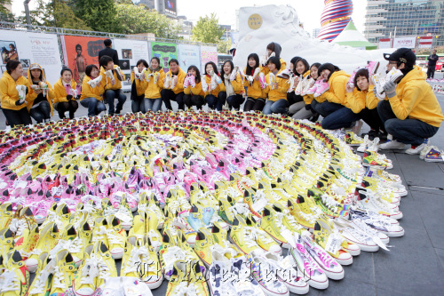 Volunteers participate in Kangwon Land’s campaign in Seoul last year to donate sneakers to poor children in developing countries. Kangwon Land