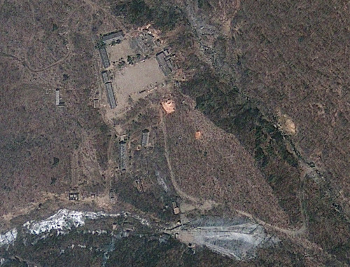 <YONHAP PHOTO-0313> This April 18, 2012 satellite image provided by GeoEye appears to show a train of mining carts, at the lower center of the frame, and other preparations underway at North Korea's Punggye-ri nuclear test site but no indication of when a detonation might take place, according to analysis by the U.S.-Korea Institute at Johns Hopkins School of Advanced International Studies. (AP Photo/GeoEye)/2012-04-28 08:28:16/ <저작권자 ⓒ 1980-2012 ㈜연합뉴스. 무단 전재 재배포 금지.>
This April 18, 2012 satellite image provided by GeoEye appears to show a train of mining carts, at the lower center of the frame, and other preparations under way at North Korea’s Punggye-ri nuclear test site, but no indication of when a detonation might take place, according to analysis by the U.S.-Korea Institute at Johns Hopkins School of Advanced International Studies.  AP-Yonhap News