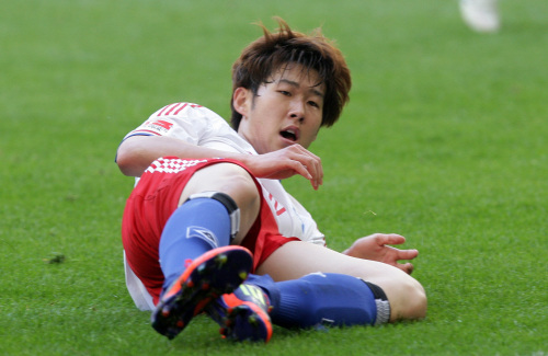 손흥민(축구선수)
<YONHAP PHOTO-0188> HAMBURG, GERMANY, APR 28: SON Heung Min (HSV) reacts during the Bundesliga league match between Hamburger SV and 1. FSV Mainz 05 at the Imtech Arena in Hamburg, Germany on April, 28th, 2012. (EDITORIAL USE ONLY).Photographer: Andre Latendorf/Penta Press/2012-04-29 08:36:26/ <저작권자 ⓒ 1980-2012 ㈜연합뉴스. 무단 전재 재배포 금지.>
Hamburg’s Son Heung-min makes a tackle during a Bundesliga match on Saturday.  Penta-Yonhap News
