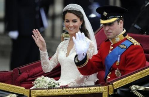 Prince William and his wife Catherine, Duchess of Cambridge, wave to crowds in London on their wedding day on April 29.
AFP-Yonhap News