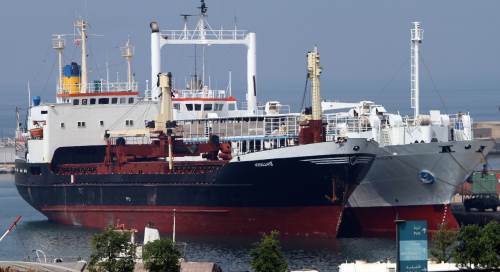<YONHAP PHOTO-0861> The vessel "Lutfallah II" docks at a naval base at the port of Beirut on April 28, 2012 after the Lebanese navy intercepted three containers of weapons destined for Syrian rebel forces. A security official told AFP that the cargo contained heavy machineguns, artillery shells, rockets, rocket launchers and other explosives AFP PHOTO/ANWAR AMRO../2012-04-28 23:55:41/ <저작권자 ⓒ 1980-2012 ㈜연합뉴스. 무단 전재 재배포 금지.>
The vessel “Lutfallah II” docks at a naval base at the port of Beirut on Saturday after the Lebanese navy intercepted three containers of weapons destined for Syrian rebel forces.  AFP-Yonhap News