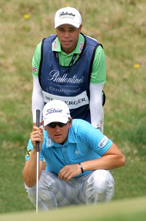 베른트 비스베르거(Bernd Wiesberger/골퍼/오스트리아)
퍼팅라인 살피는 베른트 비스베르거 (서울=연합뉴스) 29일 경기도 이천의 블랙스톤 골프클럽에서 열린 2012 발렌타인 챔피언십(총상금 220만5000유로.약 33억원) 마지막 라운드에서 15언더파로 선두를 달리고 있는 오스트리아 베른트 비스베르거가 캐디와 퍼팅라인을 살피고 있다. <<발렌타인챔티언십>> 2012.4.29 photo@yna.co.kr (끝)
Austria’s Bernd Wiesberger examines his putt during the final round of the Ballantine’s Championship on Sunday.
Ballantine’s Championship