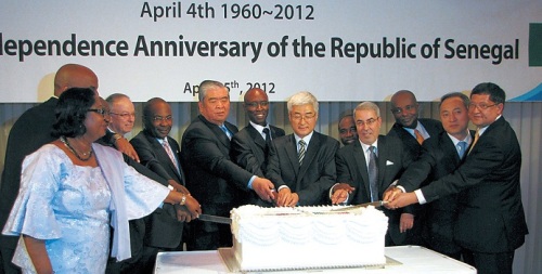 African ambassadors join to cut the cake at the Senegalese
Embassy’s celebration of the country’s national day.(Kirsty Taylor/
The Korea Herald)