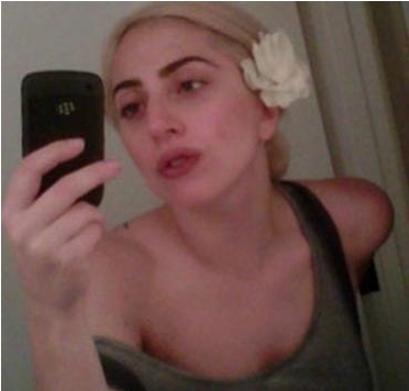 레이디가가(Lady gaga/가수/미국)
지난 27일 서울에서 2012 월드투어(The Born This Way Ball Global Tour)를 시작한 팝가수 레이디 가가 민낯이 공개돼 화제다.
　