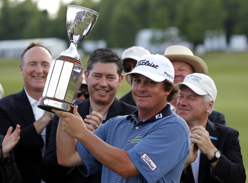 제이슨 더프너 (Jason Dufner/골퍼/미국)
<YONHAP PHOTO-0202> Jason Dufner holds up the Zurich Classic golf tournament trophy after a sudden death playoff against Ernie Els at the at TPC Louisiana in Avondale, La., Sunday, April 29, 2012. (AP Photo/Gerald Herbert)/2012-04-30 09:23:38/ <저작권자 ⓒ 1980-2012 ㈜연합뉴스. 무단 전재 재배포 금지.>
Jason Dufner celebrates with the Zurich Classic winner’s trophy on Sunday.
AP-Yonhap News
