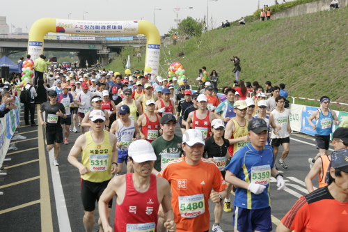 지난 29일 화창한 봄날씨를 맞아 주민을 비롯해 자원봉사자 등 6000여명이 서울 양천구 안양천변에서 마라톤을 하고 있다. 이날 마라톤은 목동교를 출발해 한강 합수부를 거쳐 철산교를 반환하는 10㎞ 코스로, 5㎞ 하프코스와 10㎞ 완주코스로 이뤄졌다.  [사진제공=양천구]