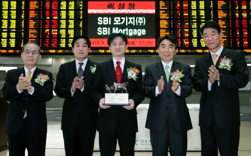30일 서울 여의도 한국거래소에서 일본 주택담보대출 전문업체 SBI모기지의 유가증권시장 신규 상장식이 열렸다. 왼쪽부터 서진석 상장회사협의회 부회장, 다카하시 요시미 SBI코리아홀딩스 대표이사, 마루야마 노리야키 SBI모기지 대표이사, 이창호 한국거래소 유가증권시장본부장, 장승철 하나대투증권 대표이사.
