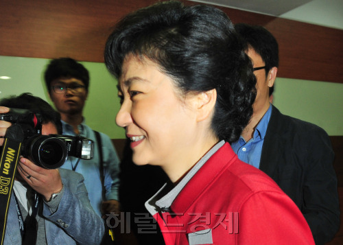 박근혜 새누리당 비상대책위원장이 30일 오전 밝은 표정으로 여의도 당사로 출근을 하고 있다.박현구 기자phko@heraldm.com 2012.04.30
당명과 함께 당 색깔을 변경한 후 박근혜 새누리당 비상대책위원장은 부쩍 빨간색 옷을 자주 입고 있다. 30일 당사에서 열린 시도당 청년위원장 간담회에도 빨간색 재킷을 차려 입었다. 비박(非朴)주자들의 공세가 갈수록 거세지고 있는 가운데 박 위원장은 무시전략으로 대응하고 있는 듯하다.  박현구 기자/phko@heraldm.com