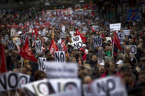 <YONHAP PHOTO-1106> Thousands demonstrate against education and health care spending cuts in Madrid, Sunday, April 29, 2012.Tens of thousands of people across Spain are protesting education and health care spending cuts as the country slides into its second recession in three years. With unemployment at 24.4 percent - a Eurozone high - and more than half of Spaniards under 25 years old jobless, Prime Minister Mariano Rajoy's conservative government has introduced stinging austerity measures in its first five months in office. (AP Photo/Daniel Ochoa de Olza)/2012-04-29 23:10:38/ <저작권자 ⓒ 1980-2012 ㈜연합뉴스. 무단 전재 재배포 금지.>
Thousands demonstrate against education and health care spending cuts in Madrid on Sunday.
AP-Yonhap News