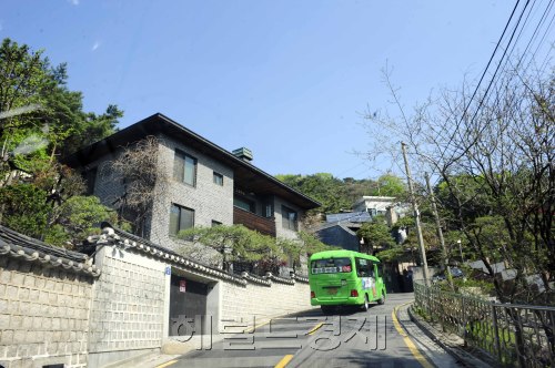 평창동 단독주택. 박해묵 기자/mook@heraldm.com
한때 부(富)의 상징으로 인식되던 주상복합아파트를 대신해 단독주택이 고급 주택의 아이콘으로 부상하고 있다. 사진은 고급주택가인 서울 평창동의 단독주택. 박해묵 기자/mook@heraldm.com